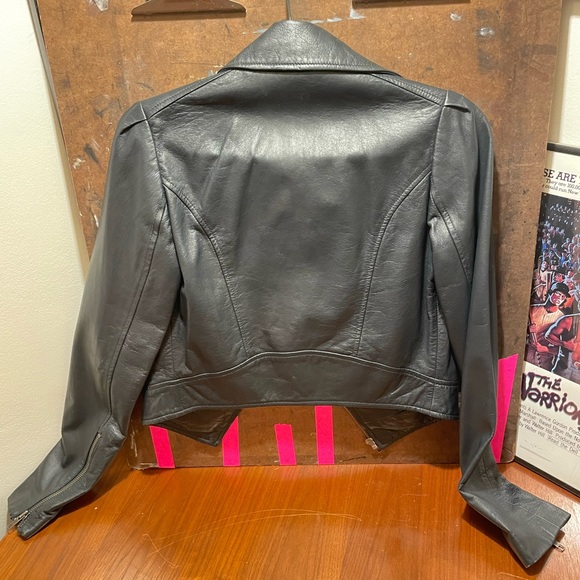 Dianne von Furstenberg cropped soft leather jacket. - Picture 3 of 10